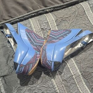 Guess Blue and Multicolor Patterned Wedges